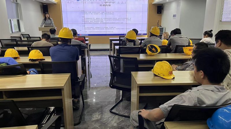 叉车培训费用主要由以下几部分构成：